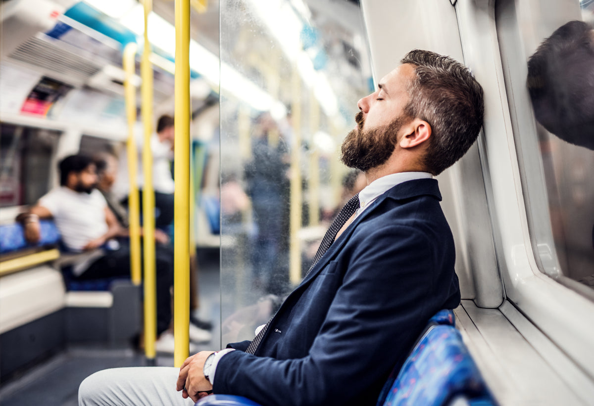 Schlafender Mann in Ubahn