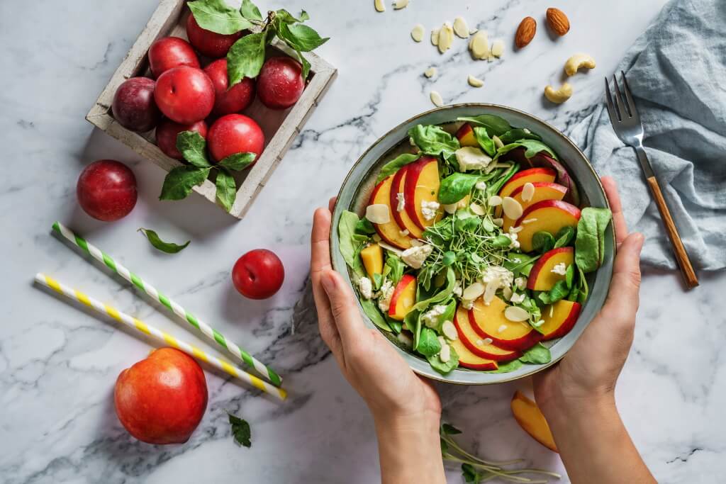 Low-Carb-Diät: Gesunder Salat und Obst