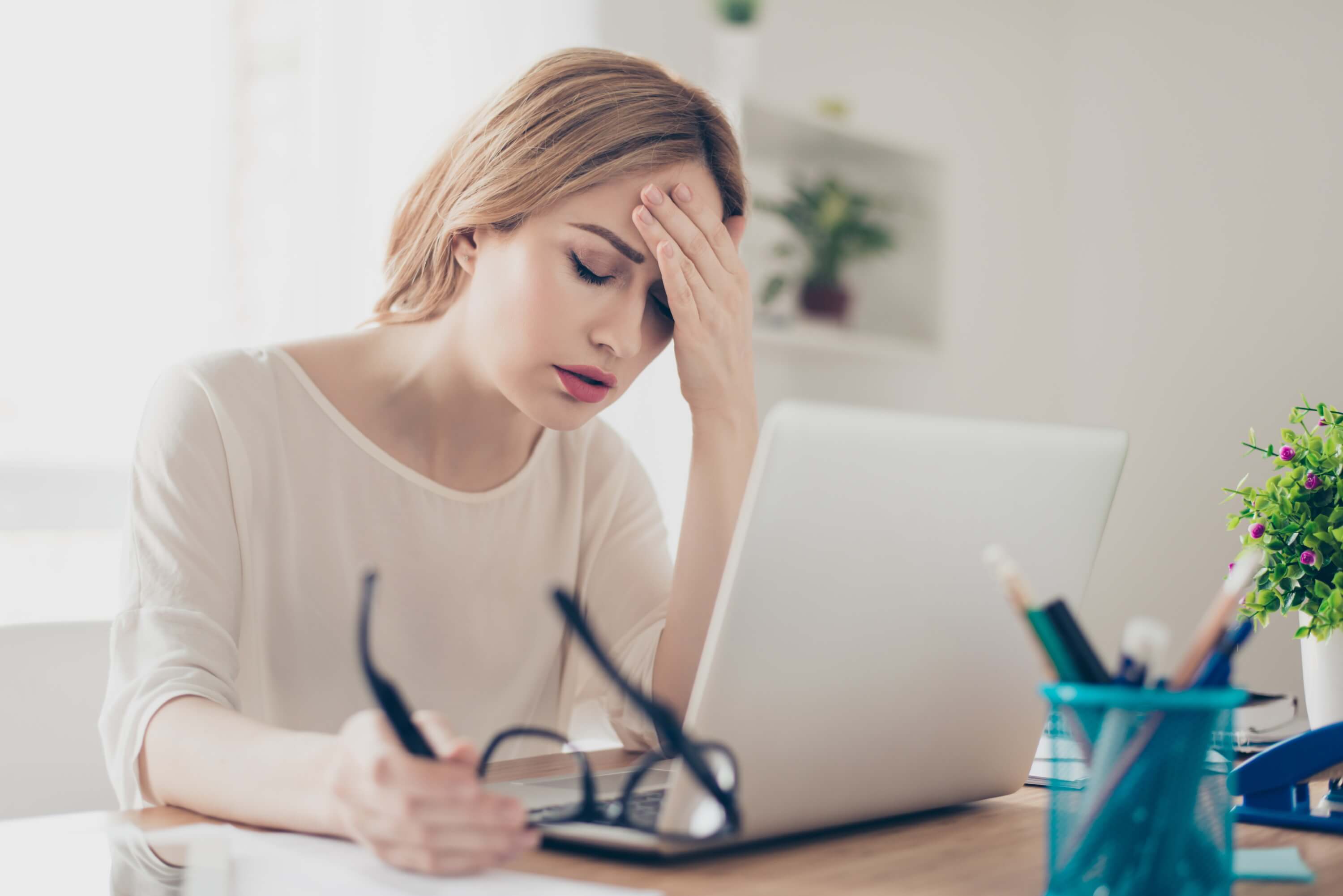  Stress-Symptome: Wie Dauerstress zu Hautausschlag, Magenschmerzen und Co. führt 