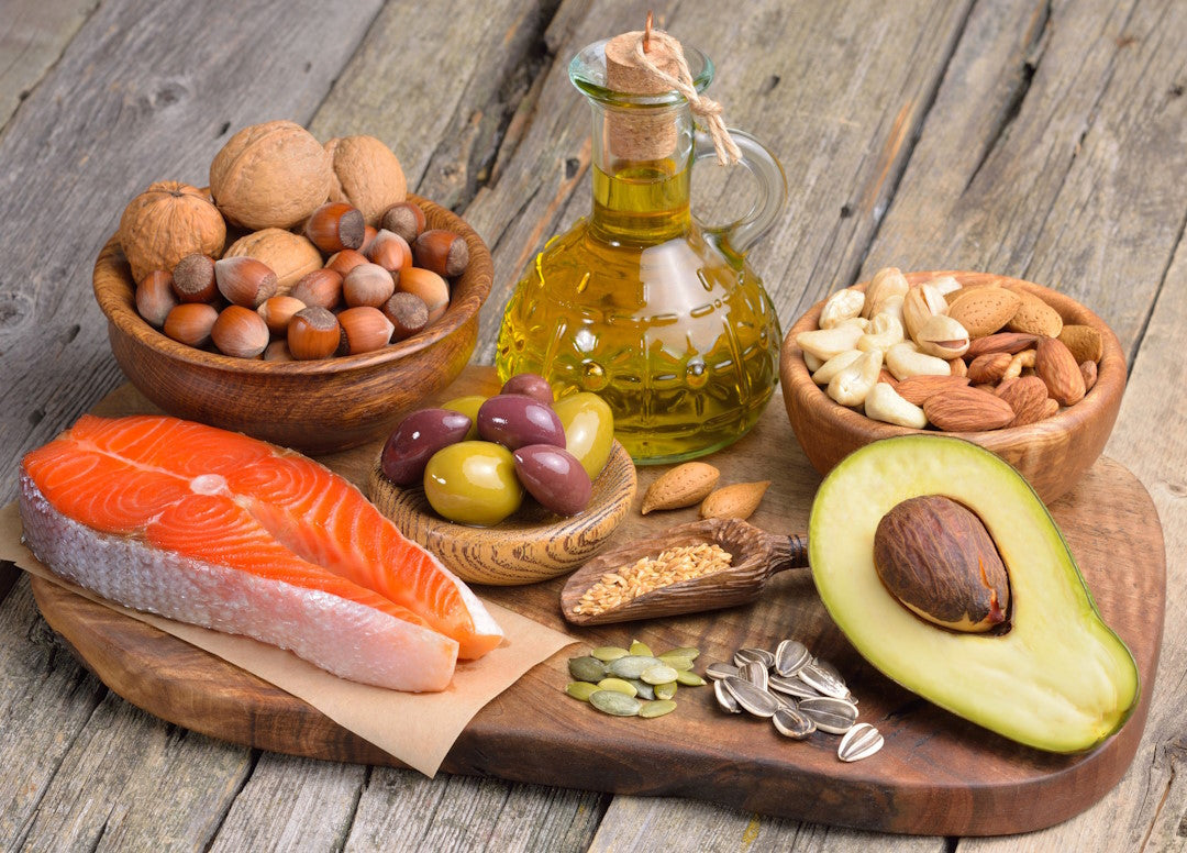 Lebensmittel mit gesunden Fetten: Nüsse, Olivenöl, Lachs, Avocado