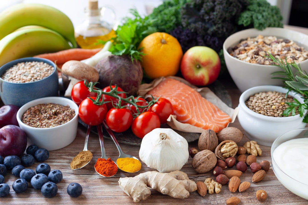 Lebensmittel mit vielen Mikronährstoffen: Obst, Gemüse, Nüsse, Saaten