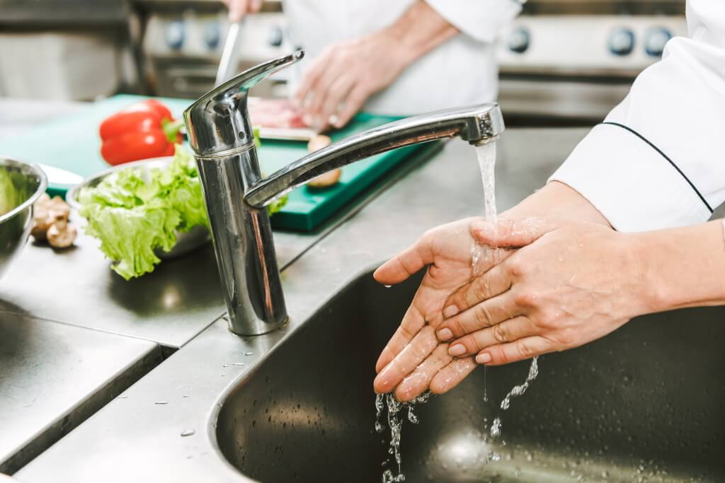 Hände waschen: Parasiten vorbeugen durch Hygiene in der Küche
