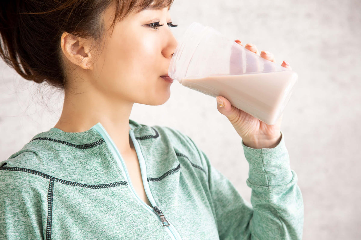 Frau trinkt Sojadrink - Sojaprodukte enthalten Phytoöstrogene