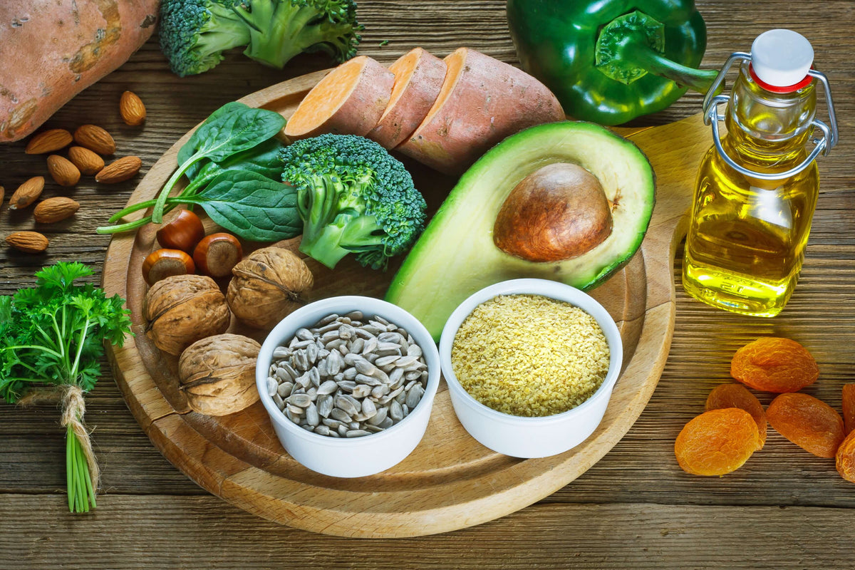 Grünes Gemüse, Pflanzenöle, Nüsse - Lebensmittel mit viel Vitamin E